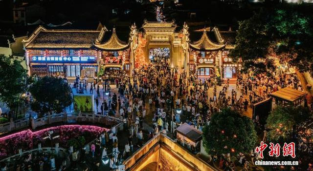老街改造后的夜景。 浙江省供销社 供图