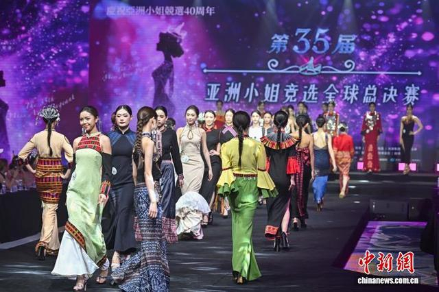 图为参赛选手进行非遗黎锦时装表演。中新社记者 骆云飞 摄