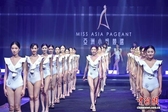 图为参赛佳丽进行活力泳装问答表演。中新社记者 骆云飞 摄