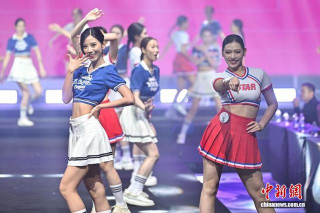 图为参赛佳丽进行舞蹈表演。中新社记者 骆云飞 摄