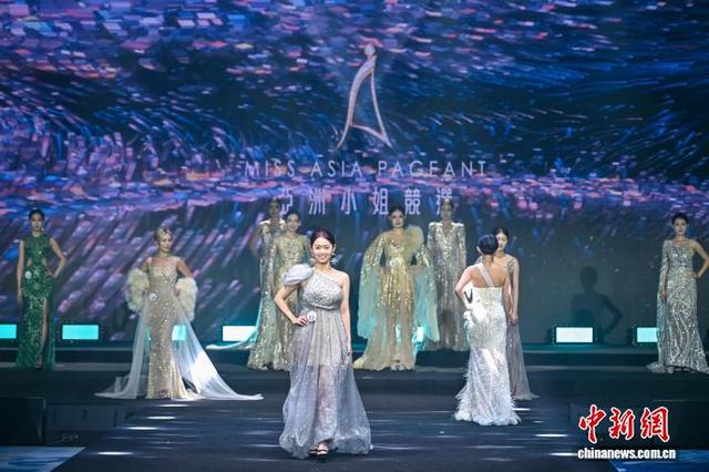 图为参赛佳丽进行华丽礼服盛装表演。中新社记者 骆云飞 摄