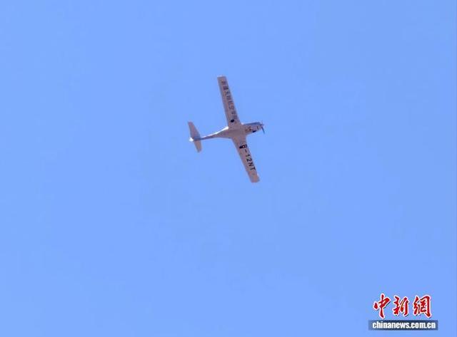 图为无人机表演大坡度盘旋技能。史玉江 摄