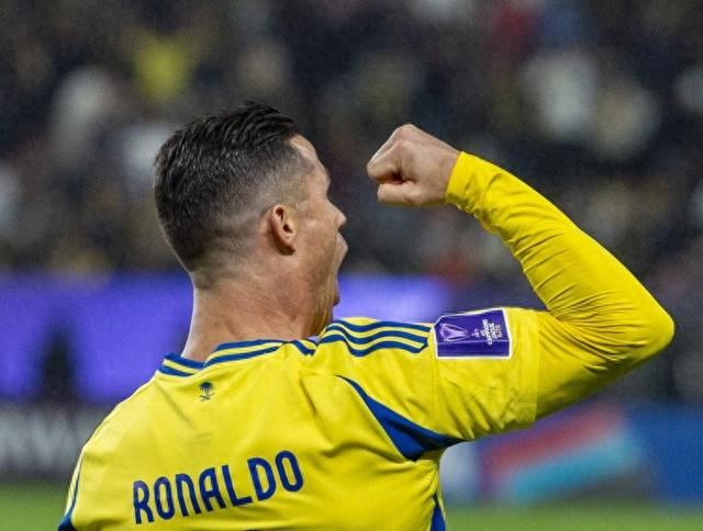 全网都在讨论，毕竟这种情况很少见,伦纳德自己说现在身体没问题，新赛季能打满82场球，但快船明显不信