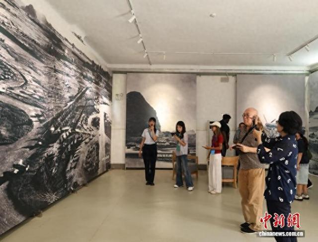 图为参加2025境外媒体看广西采访活动的东盟多国主流媒体代表、外籍网络达人走进柳州飞虎队旧址。林馨摄