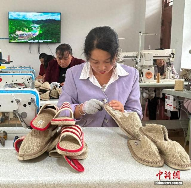图为天水市清水县汉麻加工车间内工友们正在缝制麻鞋。崔琳 摄