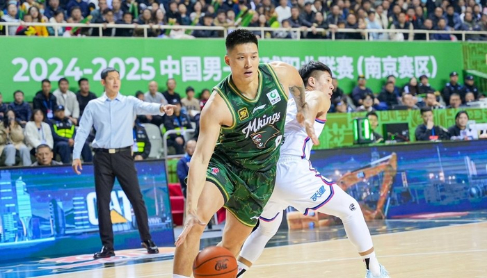 曼联0-2落后扳平英乙队仍点球出局，1.3亿两新援宴客！阿莫林被喊下课道歉