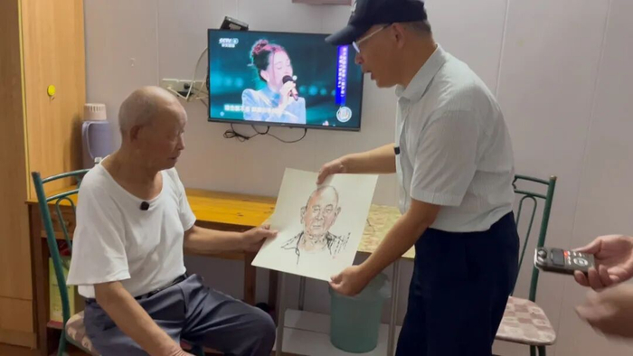 张钟（右）为陈其安画的画像