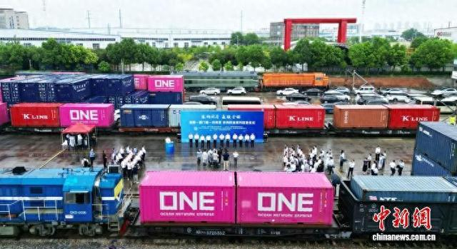 8月31日，“襄阳—厦门港—东南亚”铁海联运班列举行首发仪式。中国铁路武汉局集团有限公司供图