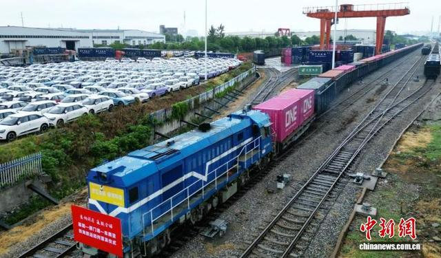 8月31日，“襄阳—厦门港—东南亚”铁海联运班列首发仪式举行。中国铁路武汉局集团有限公司供图