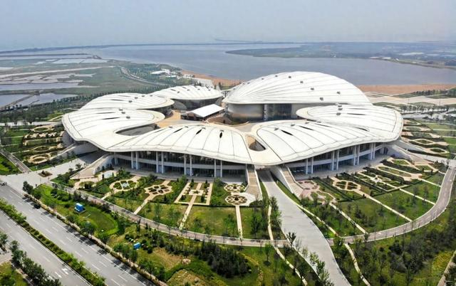 位于中国－上海合作组织地方经贸合作示范区的青岛·上合之珠国际博览中心 李紫恒 摄