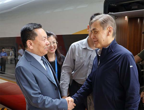 8月30日，上海合作组织秘书长叶尔梅克巴耶夫（右）抵达天津出席上合组织峰会。 上海合作组织官网