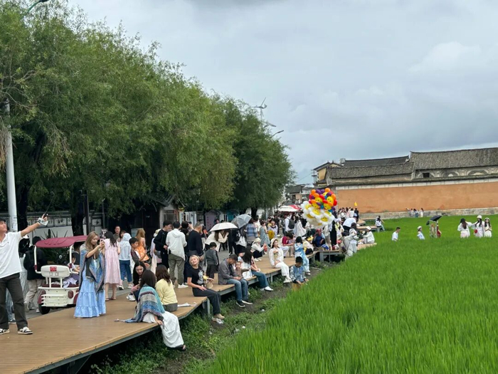 人挤人的古城。（图/作者摄）