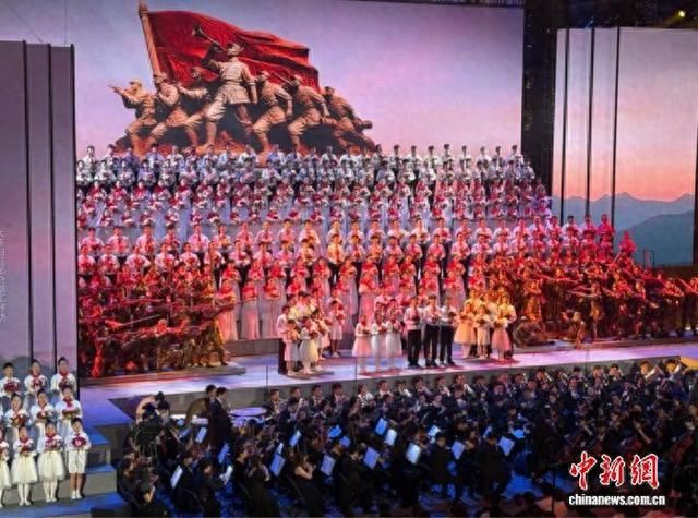 展演中演员们合唱《寸心》。 王涵 摄