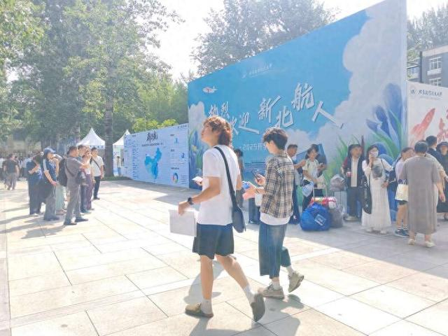 北航本科生迎新现场。杨展仪/摄