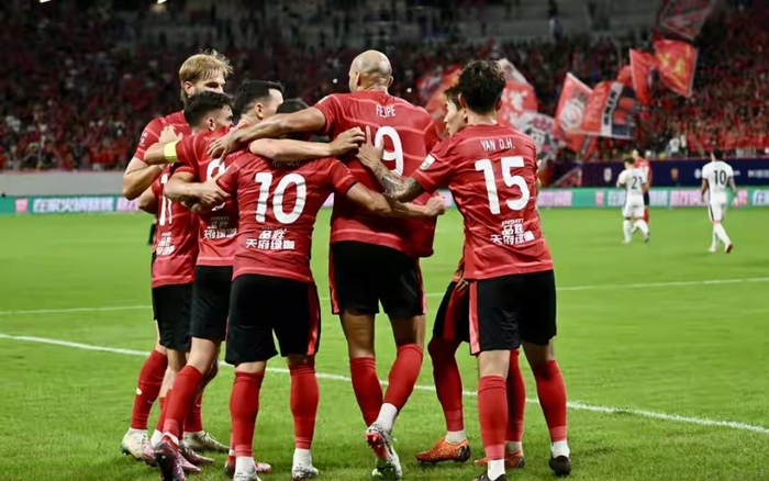 成都蓉城4-1大胜卫冕冠军，赛后周定洋怒斥流言