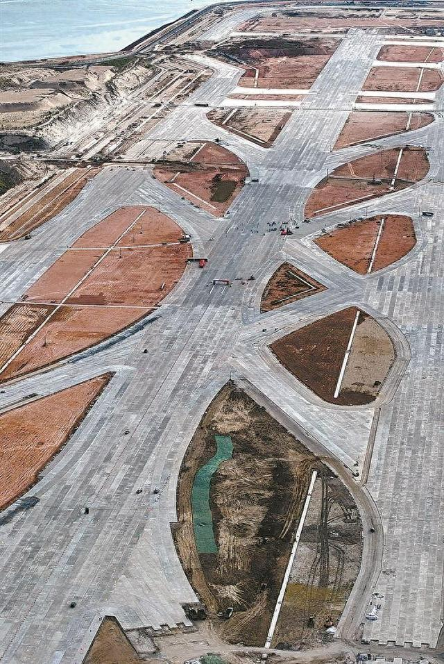 北一跑道为4F级，可起降A380、B747-8等重型宽体客机。（王火炎 陈立新 摄）