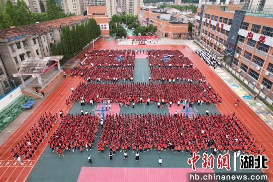 咸宁市实验小学举行升旗仪式。李欣 摄
