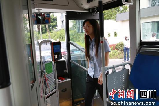 市民通过小程序移动端平台，搭乘上网约公交车。王爵 摄