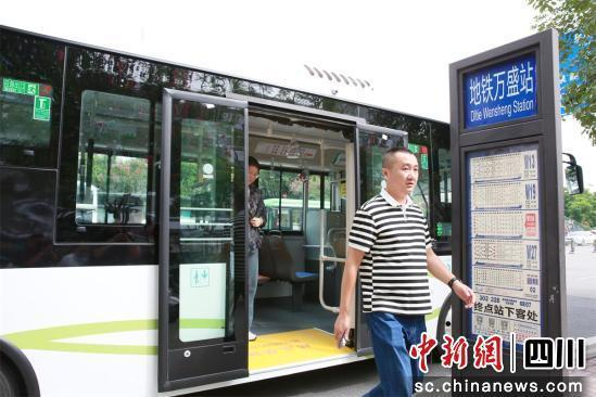 市民搭乘的网约公交车到达目的地地铁万盛站。王爵 摄