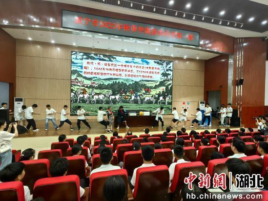 咸宁实验外国语学校开展的崇尚科学第一课。胡传林 摄