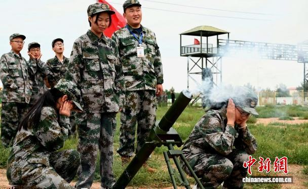图为学员在国防教育实训基地体验迫击炮射击。梁震英 摄