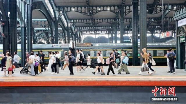 哈铁2025年暑运累计发送旅客2064万人次。 赵振宇 摄