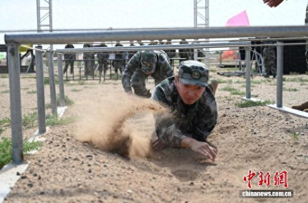 图为学员在国防教育实训基地训练。杨洋 摄
