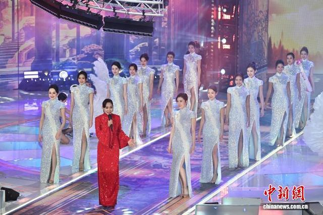 图为1982年香港小姐竞选亚军获得者邝美云（红衣）演唱爱国主义教育的主题曲《我们的家》。中新网记者 李志华 摄