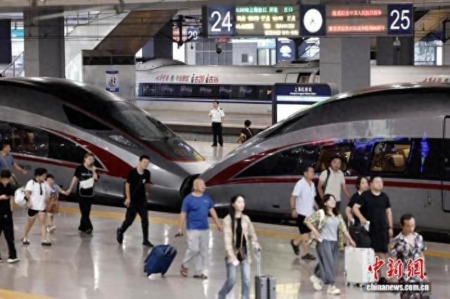 旅客在铁路上海虹桥站站台上行走。中新网记者 殷立勤 摄