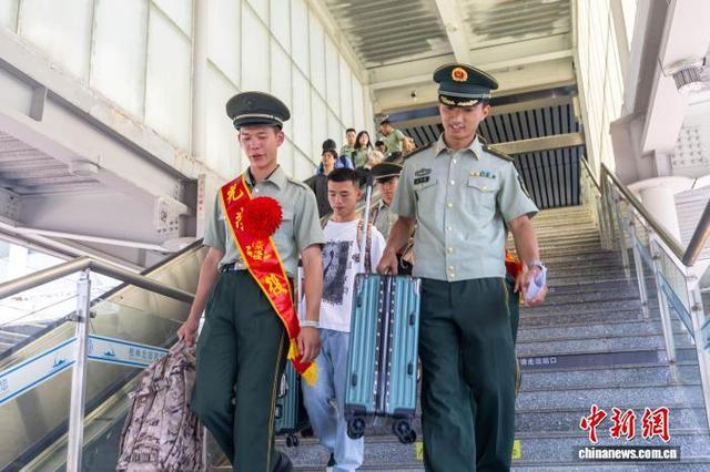 图为武警官兵为退役老兵送行。张辰飞 摄