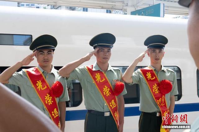 图为退役老兵向战友敬礼告别。侯远豪 摄