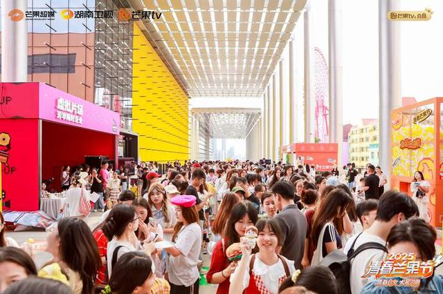 今年青春芒果节期间，超过5万人次来到七彩盒子打卡市集游玩。主办方供图