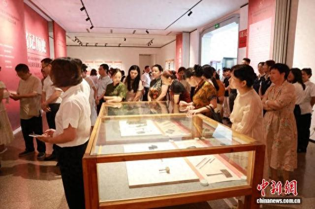 9月1日，“铭记历史”——纪念中国人民抗日战争暨世界反法西斯战争胜利80周年民间文艺文献展在南昌举办。江西省文联 供图
