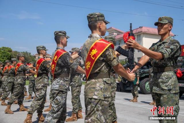 图为武警官兵组织新老兵交接枪仪式,见证使命与责任的传承。施晨洲 摄