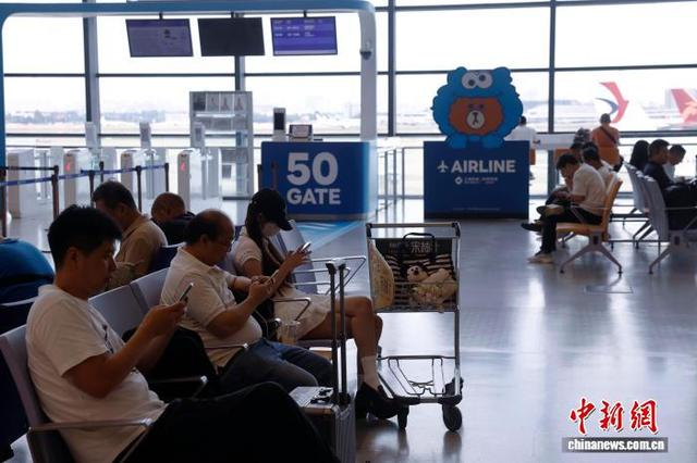 旅客在上海虹桥机场T2航站楼内等待登机。中新网记者 殷立勤 摄