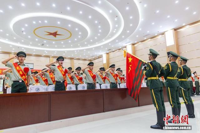 图为退役老兵向军旗宣誓。张辰飞 摄