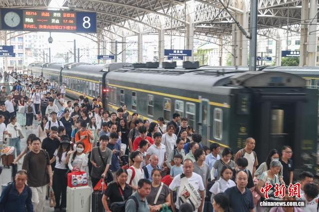 图为8月31日，江西南昌站，众多旅客从站台上走过。刘力鑫 摄