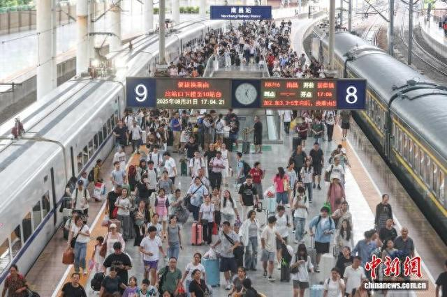 图为8月31日，江西南昌站，众多旅客从站台上走过。刘力鑫 摄