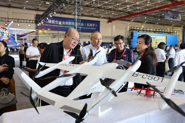 8月29日，与会嘉宾参观现代低空装备。王艳/摄