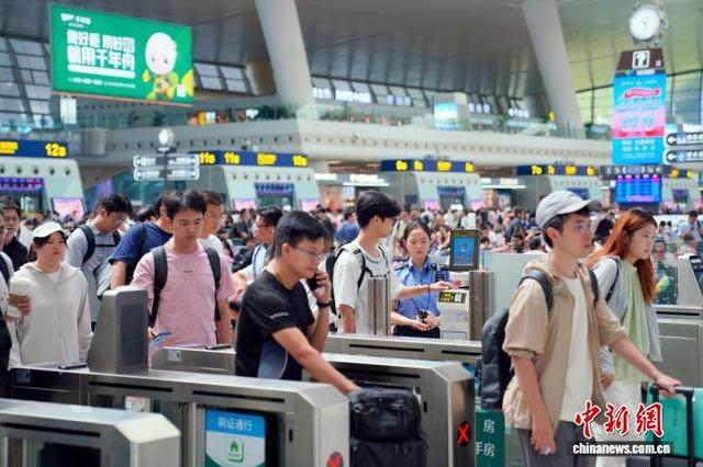 暑运期间民众出行。汤鑫严 摄