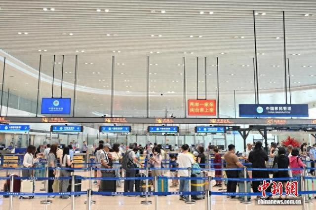 8月29日，旅客在厦门五通客运码头边检入境大厅有序等候通关。 刘楷 摄