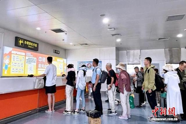 旅客在银川机场办理乘机手续。 宁夏机场公司供图