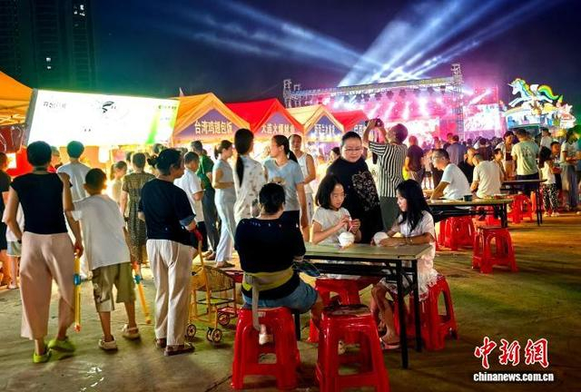 湘潭“嗨BA”期间，同步开展美食夜市、文旅展销、泼水嘉年华等配套活动。 湘潭县融媒体中心 供图