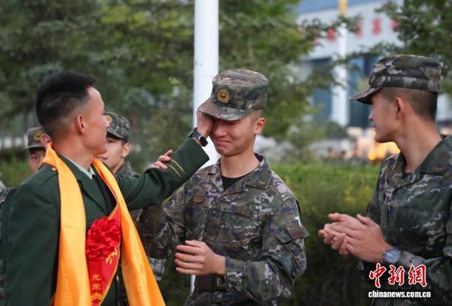 9月1日,青海西宁,武警青海总队机动某支队欢送退伍老兵。中新社记者 马铭言 摄