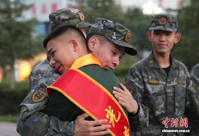 9月1日,青海西宁,武警青海总队机动某支队欢送退伍老兵。中新社记者 马铭言 摄