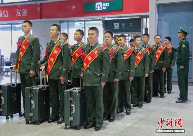 9月1日,青海西宁,武警青海总队部分退伍老兵在西宁火车站候车。中新社记者 马铭言 摄