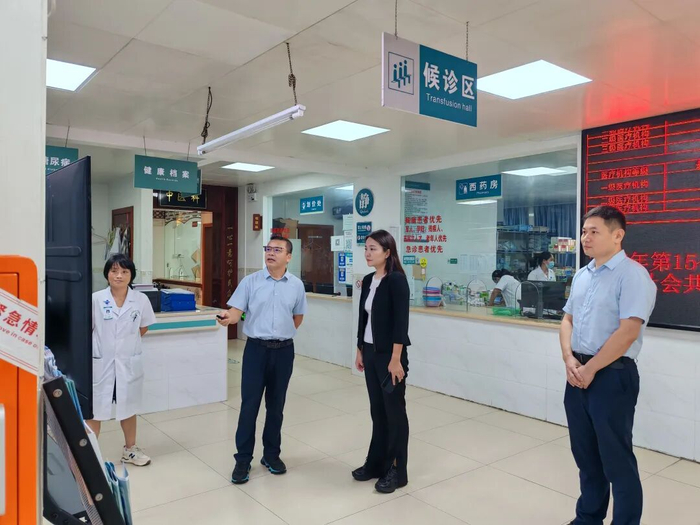 向琼到滨江街道社区卫生服务中心调研基层医疗体系建设、基本公共卫生服务供给情况。