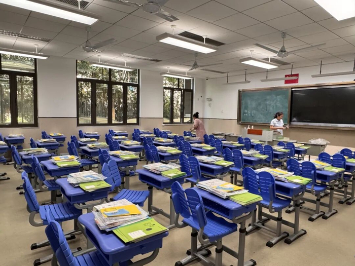 开学前，上海市延安实验初级中学的教师们有序分发书籍。“上海教育”微信公号 图