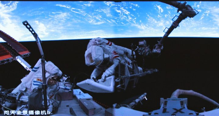  这是2025年6月26日在北京航天飞行控制中心屏幕上拍摄的神舟二十号航天员陈冬（左）与陈中瑞在空间站组合体舱外工作的画面。新华社发（周柯毅摄）
