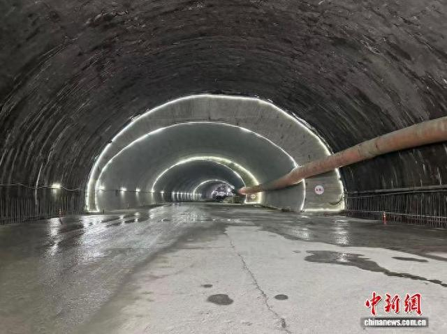 图为科学城隧道双洞贯通现场。重庆城投基础设施建设有限公司供图